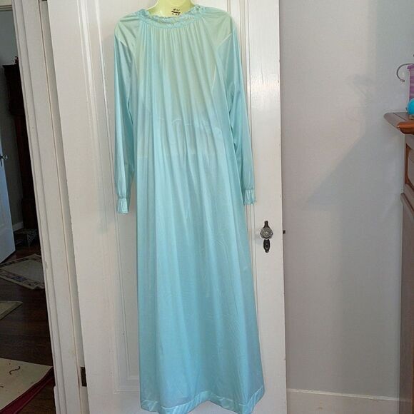 Vtg 60s/70s Vanity Fair light blue nylon long nightgown & robe set with lace - Picture 6 of 13